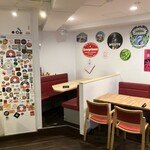 デビルクラフト 自由が丘店 - 店内は白基調のポップでアメリカンな感じの内装。