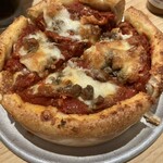 デビルクラフト - シカゴピザのミッツァ。トッピングが肉てんこ盛り。