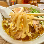 薄野軍鶏そば 嶋や - コシの強い平打ち極太麺