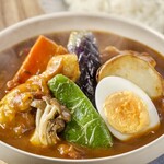 Soup Curry Dosanko - エビ出汁と手羽元が両方味わえる人気メニュー。