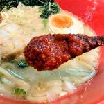 横浜家系ラーメン 赤家 - 辛味噌とニンニクを投入