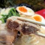 横浜家系ラーメン 赤家 - ヴアツいチャーシュー