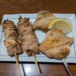 焼鳥倉沢屋 - ぶた軟骨、とり皮、とり手羽串