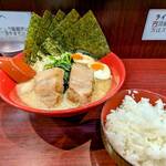 横浜家系ラーメン 赤家 - 赤盛ラーメン￥1080＋ライス（無料）