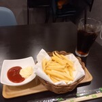 cloud 9 - コーラ(税込380円)、フライドポテト(税込440円)