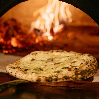 ピッツァ世界選手権優勝職人監修！モチッ＆サクの薪窯ナポリピザ