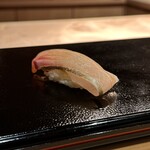 すし 良月 - 神経〆のカンパチのにぎり-紫蘇-