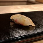 すし 良月 - 神経〆のシマアジのにぎり