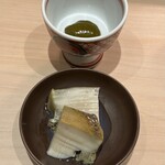 すし 良月 - 蒸し黒アワビ-白味噌を合わせた肝ソース-