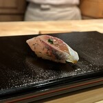 すし 良月 - 神経〆のアジのにぎり