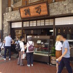 川万 - 川万外観、店頭待ちもアーケード下なので直射日光は避けられます