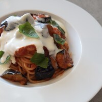 発酵唐辛子と揚げナスのトマトソースパスタ 自家製リコッタチーズがけ