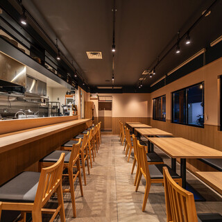 木の温もり感じる落ち着いた店内でお席もゆったりと座れる