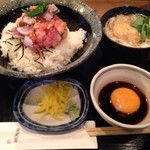 Kaisen Sakaba Hatahata - 　「海鮮丼と鯛にゅう麺」を「並盛」でお願いしました。700円也。