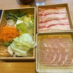 しゃぶしゃぶ温野菜 - 初回のセット　三元豚バラ肉とロース、お野菜