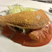 スンガリー 新宿東口本店 - 前菜のサーモンマリネのパンケーキ巻き。肉厚サーモンが食べ応えあり！