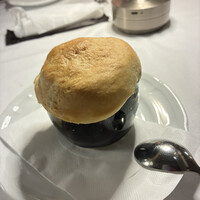 スンガリー 新宿東口本店 - キノコクリームをパンで蓋をした壷焼き。とろーり濃厚