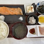 お宿いち - 焼魚定食　今日の焼魚は海峡サーモン