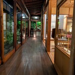 京味 もと井 - 玄関からお部屋へ通じる味わいのある縁側。