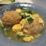 おいしい台所12カ月 - にくだんご2個とニラを優しい味の出汁で煮て卵でとじたもの