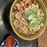 手打ちそば 信濃路 - 名物もつそば。量がたっぷり。