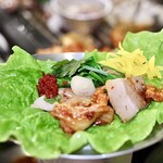 シガン 生サムギョプサル専門店 - サンチュで包んで