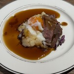 アートホテル - ブラックオパールビーフの下に、ポーチドエッグとポテト