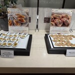 アートホテル - コンソメシートをのせたえびとハーブ、どんぶりのタルタル（左）自家製リエットのタルティーヌ（右）