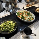 アートホテル - 枝豆とブロッコリーのアンチョビガーリックソテー（左）他