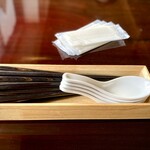 中華料理 口福 - カトラリー。見えやすく撮るために紙おしぼりを、よけた図。