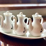 中華料理 口福 - 醤油、辣油、酢。餃子と共に運ばれます。