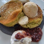 湘南パンケーキ - 竹炭カスタードと酒粕レーズンの足柄茶パンケーキ