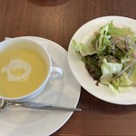 ロイヤルホスト 戸坂店 - コーンスープとサラダ付き