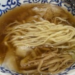 支那そば月や - 平打ち縮れ太麺