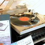 SUNNY ROOT COFFEE - 店内では、レコードプレイヤーも現役でBGMを流しています