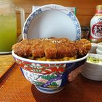 とんかつは飲み物。 - たまごソースかつ丼（大盛）1,050円（惣菜３種類まで無料、ご飯大盛無料）