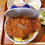 とんかつは飲み物。 - たまごソースかつ丼（大盛）1,050円（惣菜３種類まで無料、ご飯大盛無料）
