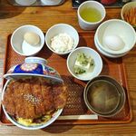 とんかつは飲み物。 - たまごソースかつ丼（大盛）1,050円（惣菜３種類まで無料、ご飯大盛無料）