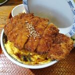 とんかつは飲み物。 - たまごソースかつ丼（大盛）1,050円（惣菜３種類まで無料、ご飯大盛無料）
