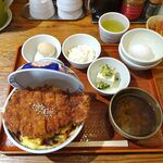 とんかつは飲み物。 - たまごソースかつ丼（大盛）1,050円（惣菜３種類まで無料、ご飯大盛無料）