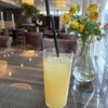 BLT STEAK GINZA - ジンジャーエール。と、背後は見渡す限り空席の平日ランチタイム終わりかけ時間帯の店内。涼しいし天井が高くて明るくて窓際から銀座並木通り裏の街並を見下ろせて、快適といえば超快適なのですけども。