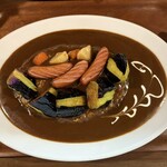 カレーハウス すぷ～ん - ソーセージ，揚げなすを組合した大盛カレー（1,300円）