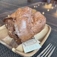 BLT STEAK GINZA - ポップオーバーにはやはり驚く。デカッ！しかし中は空気のみ。これは熱々のうちに皮を食べる食べ物。甘くない巨大シュークリームの皮という感じ。作り方の英語栞が付属。やってみるか…？