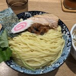 麺や独歩 - 昆布水に浸かった、たっぷりの麺　400g