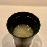 鮨 竜太 - 味噌汁。出汁は海老、蟹、太刀魚、蛤。