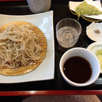 Sobano Sato - どうづき蕎麦。最初は蕎麦そのものの味をと。次に塩で。蕎麦粉が多く短めの蕎麦は美味しゅうございました。葉っぱの天ぷらは、山葵の葉だそうで。少し苦味がありおいしかったです。