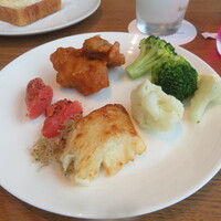 オールデイダイニング オアシスガーデン - 唐揚げ、蒸し野菜など