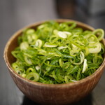 横浜中華そば 維新商店 - ネギは多すぎ