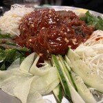 만족 오향족발 - リアル大皿そば（チェンバングクス）