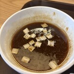 めん処 きよ洲 - 佐助豚の脂浮かぶつけダレ。サバの香りがいい！